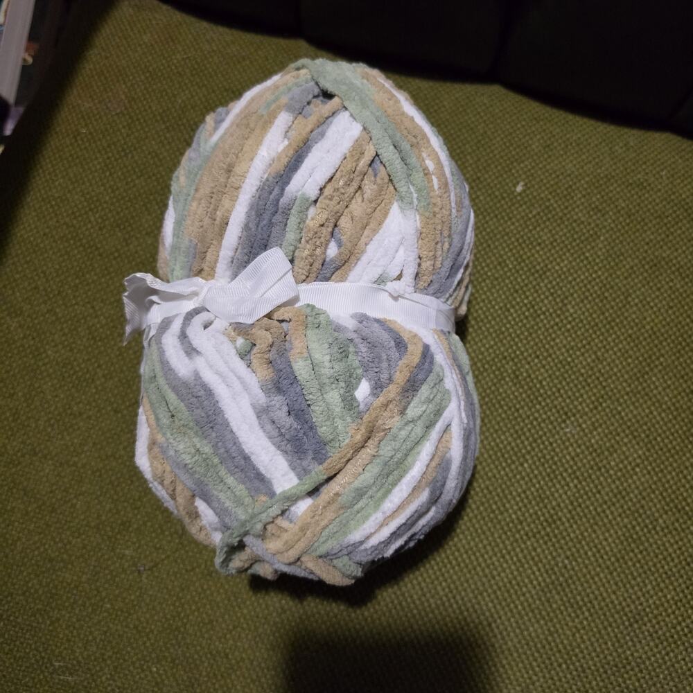 Camo Colored Unbranded Blanket Yarn 10.5 oz skein
